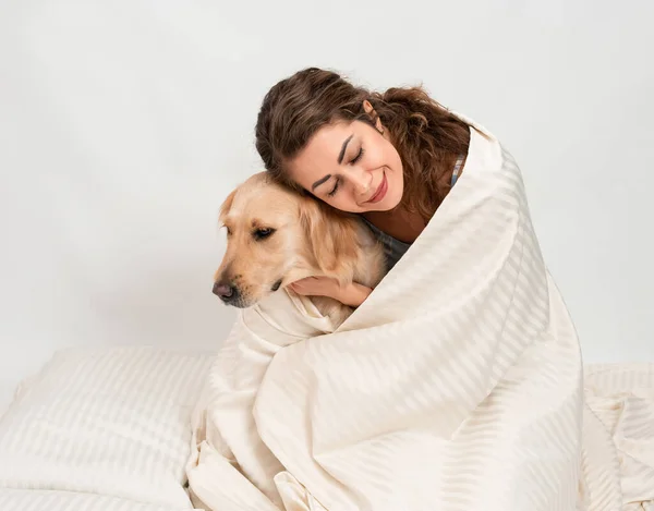 Donna Donna Ragazza Abbracciando Con Suo Cane Labrador Retriever Avvolto — Foto Stock