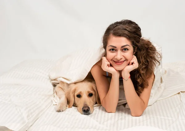 Femme Gaie Dormir Pyjama Couché Dans Son Lit Avec Son — Photo