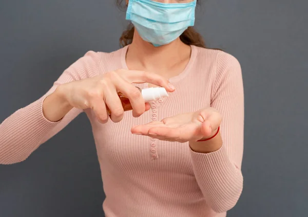 Donna Maschera Medica Sul Viso Con Gel Disinfettante Disinfettare Mani — Foto Stock