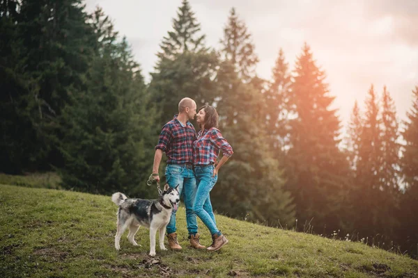 Ρομαντικό Ζευγάρι Που Ταξιδεύουν Πόδια Husky Σκυλί Στα Βουνά Καυκάσιος — Φωτογραφία Αρχείου