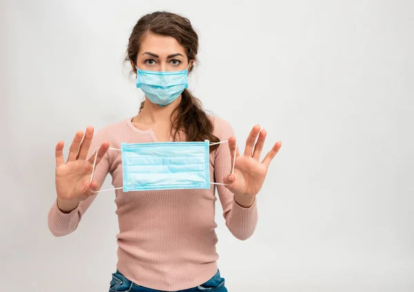 Mulher Máscara Médica Seu Rosto Usando Máscara Retenção Para Proteger — Fotografia de Stock