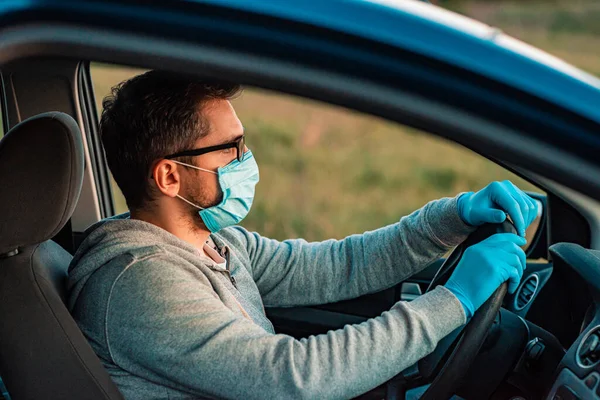 Motorista Atraente Uma Máscara Médica Seu Rosto Dirigindo Carro Prateado — Fotografia de Stock