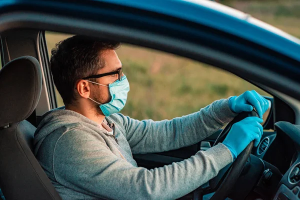 Vonzó Sofőr Orvosi Maszkban Arcán Egy Ezüst Autót Vezet Egy — Stock Fotó