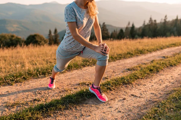 Menina Ativa Com Pernas Atléticas Tênis Indo Para Uma Corrida — Fotografia de Stock