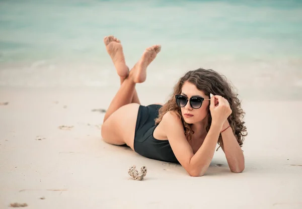 Genç Güzel Seksi Kadın Tropikal Adada Yatıyor Siyah Mayo Giymiş — Stok fotoğraf