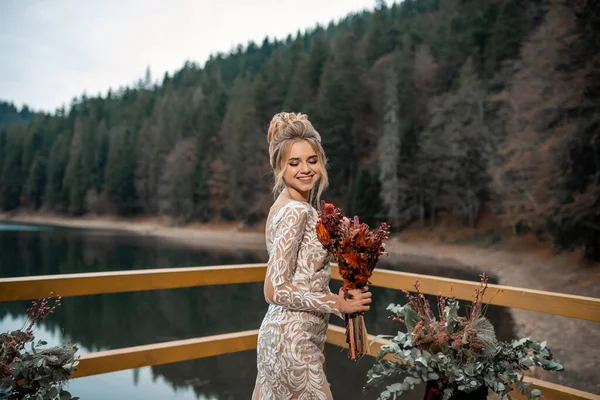 Krásná Nevěsta Sobě Luxusní Svatební Šaty Kyticí Jezera Svatba Horách — Stock fotografie