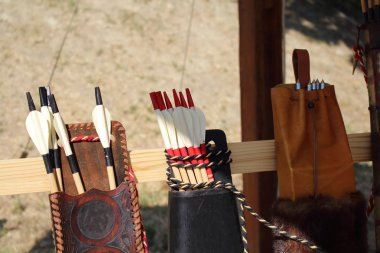 Oklar bir titreme için renkli tüyler