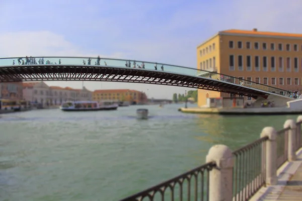 Известный мост Конституции Венеции от Большого канала, Венеция, Италия — стоковое фото