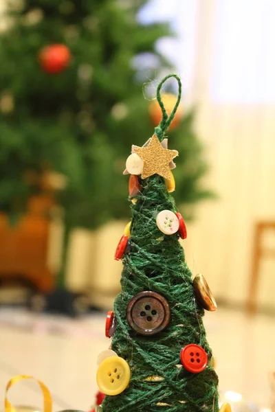 De Christmas tree jongetje met grote die in de achtergrond — Stockfoto