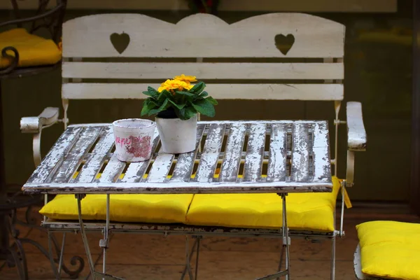 Una elegante mesa al aire libre en un restaurante — Foto de Stock