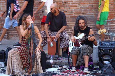 Sanatçılar sokakta gerçekleştirin. Buskers Festivali. Ambra marie