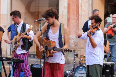 Sanatçılar sokakta gerçekleştirin. Buskers Festivali. Cinque uomini sulla cassa del Morto Limanı