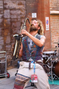 Sanatçılar sokakta gerçekleştirin. Buskers Festival.Familia Flotante