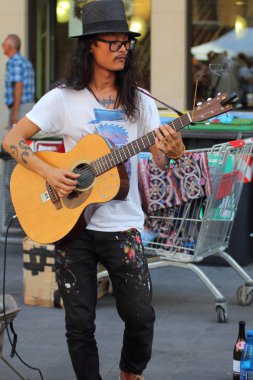 Sanatçılar sokakta gerçekleştirin. Buskers Festivali. Kenta Hayashi