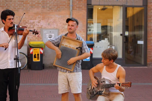 Artists perform in the street. Buskers Festival. Frog & Henry — Stock Photo, Image