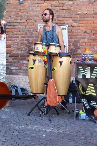 Sanatçılar sokakta gerçekleştirin. Buskers Festivali. Mamihlapinatapai