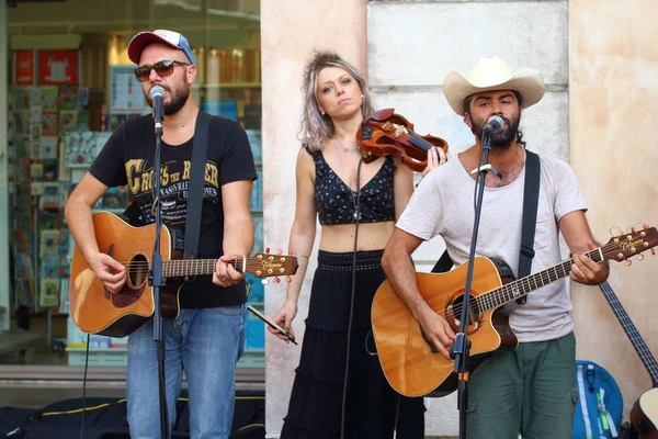 Sanatçılar sokakta gerçekleştirin. Buskers Festivali. Nashville ve direkleri