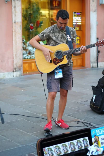 Umělci na ulici. Buskers Festival. opičí muž & kardiostimulátor — Stock fotografie