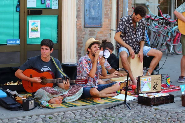 Artiesten optreden in de straat. Buskers Festival. mix Stockfoto