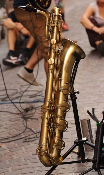 Música en la calle, artistas y músicos unidos en el amor del espectáculo . — Foto de Stock