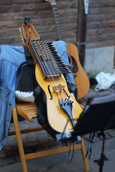 Musica in strada, artisti e musicisti uniti nell'amore dello spettacolo . — Foto Stock