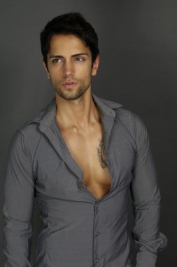 Bir gri gömlek gülümseyen giyen çekici adam