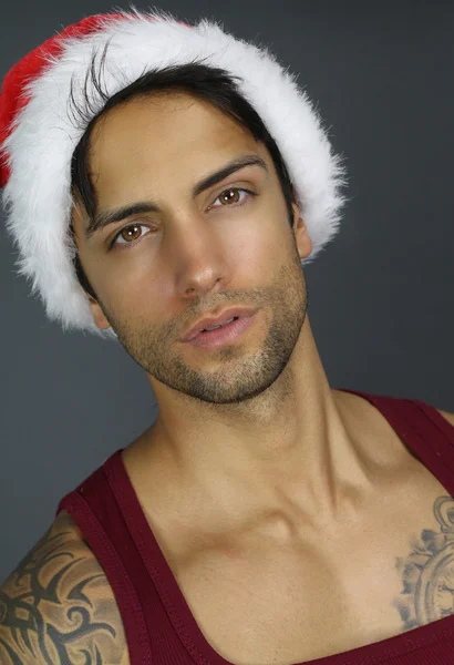 Un hombre guapo con un sombrero de santa —  Fotos de Stock