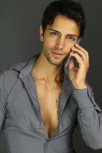 Hombre guapo haciendo una llamada telefónica — Foto de Stock