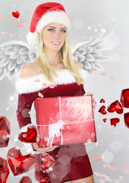 Hermosa chica sosteniendo un regalo de Navidad — Foto de Stock