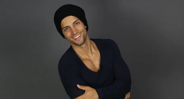 Ragazzo di moda con un cappello nero — Foto Stock