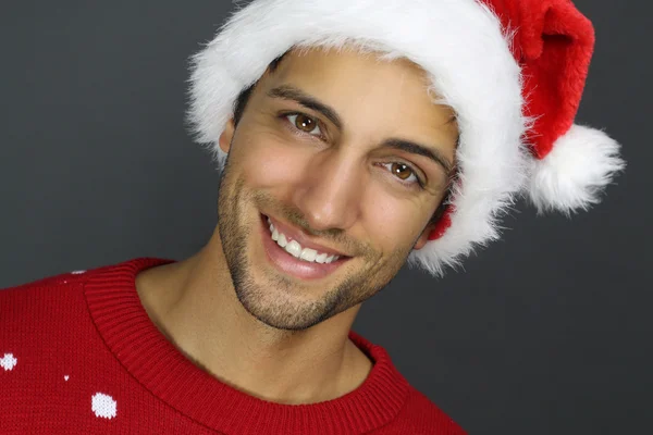 Przystojny mężczyzna, noszenie czapki Santa uśmiechający się — Zdjęcie stockowe