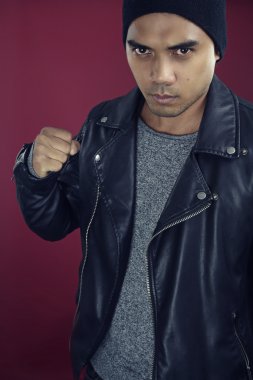 Moda Asyalı çocuk bir siyah deri ceket 
