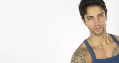 Bir tişört giyen yakışıklı adam