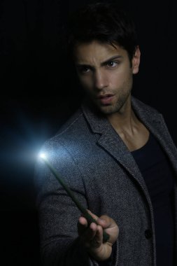 Yakışıklı adam holding sihirli bir değnek