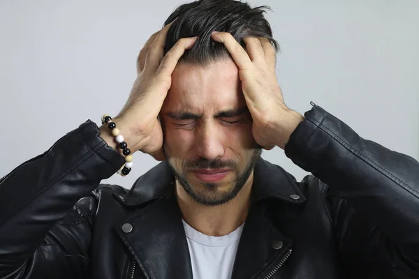 Un hombre con dolor de cabeza —  Fotos de Stock