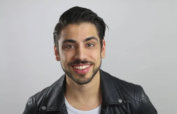 Bonito homem sorrindo — Fotografia de Stock