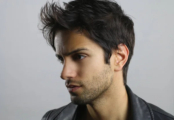 Hombre guapo con un pelo elegante — Foto de Stock
