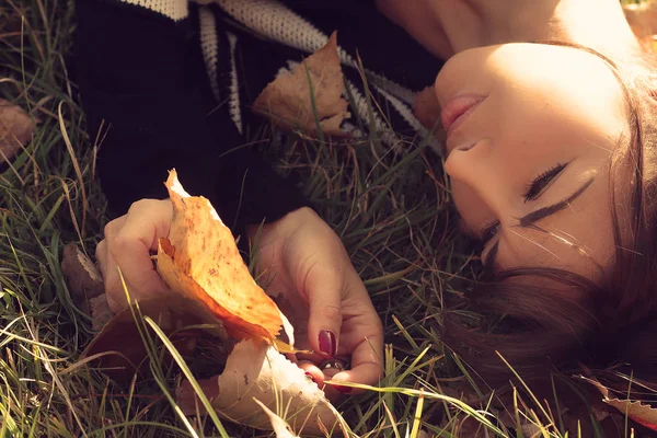 Красивая женщина лежит в поле — стоковое фото