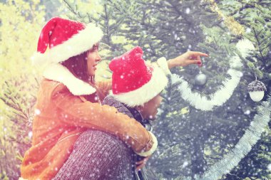 Mutlu çift dekorasyon Noel ağacı açık