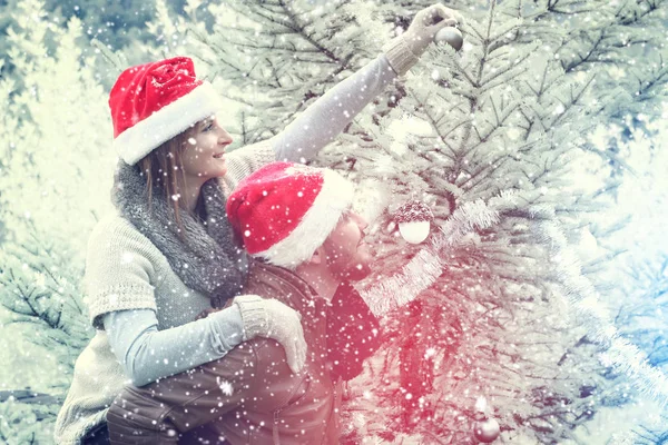 屋外クリスマスを祝う陽気な Christmas.Couple — ストック写真
