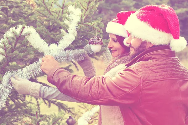 Joyeux Noël. Jeune couple célébrant Noël en plein air — Photo