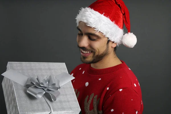 Νέος άνθρωπος που κρατά ένα χριστουγεννιάτικο δώρο — Φωτογραφία Αρχείου