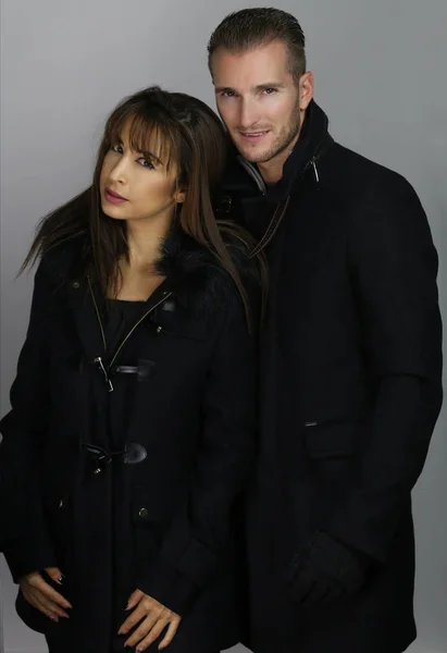 Jeune couple mode portant un manteau — Photo