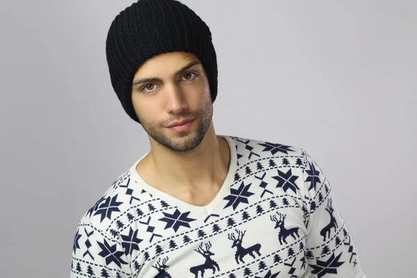 Красивый мужчина в рождественском свитере — стоковое фото