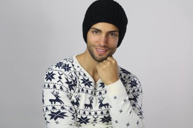 Sevimli adam Noel kazağı giymiş