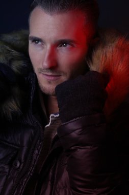 Yakışıklı adam bir kürk başlık holding 