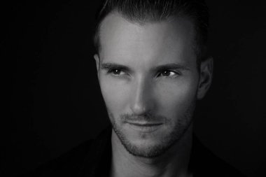 Bir adamın siyah beyaz portresi 