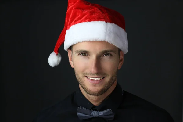 Hombre guapo con un sombrero de Navidad — Foto de Stock