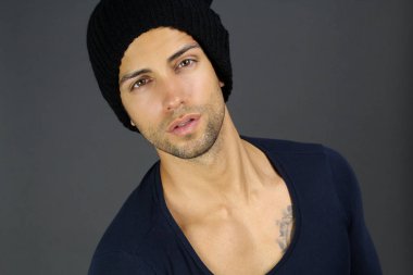 Yakışıklı erkek siyah bir şapka 