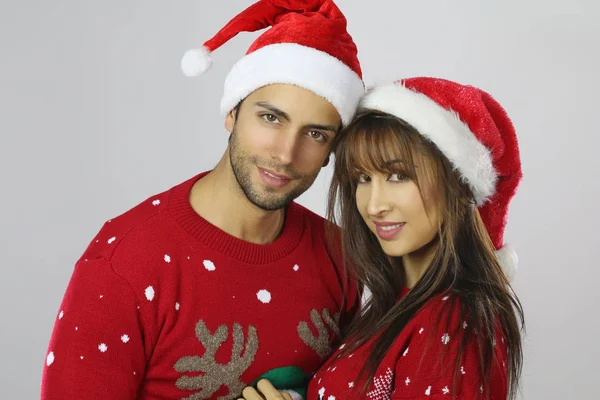 Preciosa pareja vistiendo ropa de Navidad —  Fotos de Stock